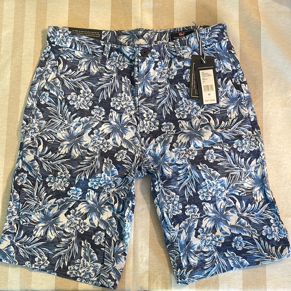 Vineyard vine floral shorts